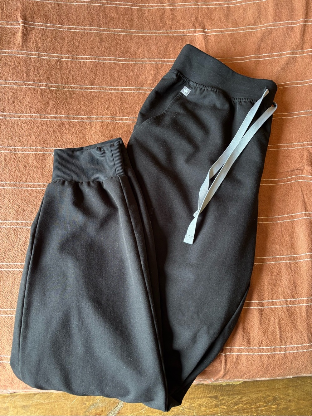 FIGS Black Zamora Jogger Scrub Pants (M)